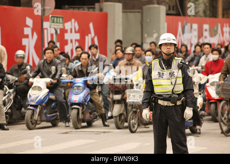 China Asia Shanghai April 2008 Verkehr Scooter Roller Kraftfahrzeuge Verkehr Polizist Polizei Stadt Stockfoto