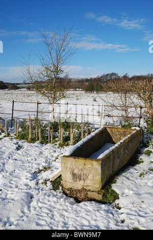 Eine römische Steinsarg auf Ancaster Friedhof, Lincolnshire, England. Stockfoto