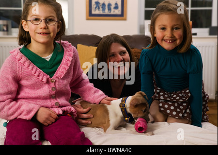 Single-Eltern-Familie mit neuen Haustier Welpen. Stockfoto
