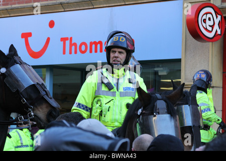 Mounted Police Steuerung Demonstrationen in Preston Stadtzentrum am Samstag, 27. November 2010, UK Stockfoto