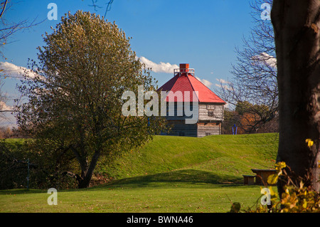 Das Blockhaus am am historischen Ort des Forts Coteau du Lac. Stockfoto