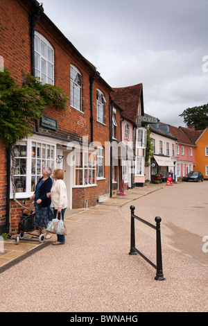 Shopper in der Suffolk-Markt Stadt Lavenham Stockfoto