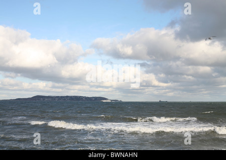 Ansicht von Howth Dublin von Dun Laoghaire mit rauer See Stockfoto