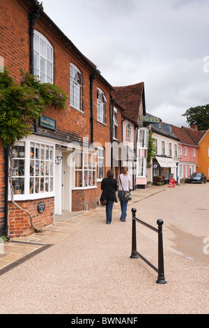 Shopper in der Suffolk-Markt Stadt Lavenham Stockfoto