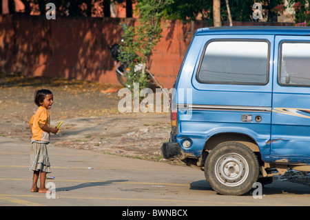 Ein junges Mädchen weint auf den Straßen von Bhopal in Indien Stockfoto