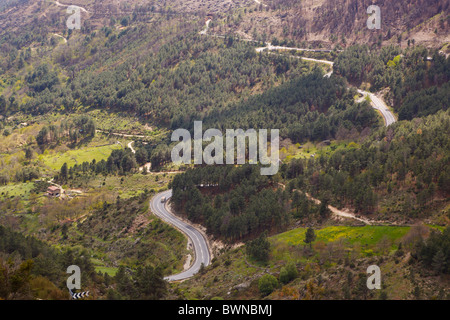 Blick auf N502 Autobahn unter Puerto del Pico, in der Nähe von Mombeltran, Sierra de Gredos, Provinz Ávila, Spanien. Stockfoto