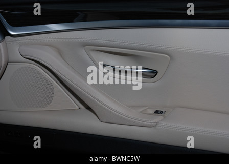 BMW 535i - meine 2010 - grau Metallic - vier Türen (4D) - Premium Deutsch höhere Klasse Limousine, Segment E (Segment Executive) - Türen Stockfoto
