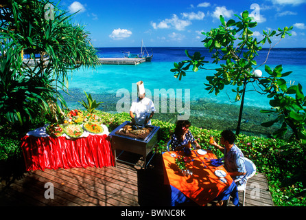 Gegrillte Meeresfrüchte und Hummer im Ozean Beistelltische von Küchenchef auf Fihalhohi Insel in der Inselgruppe im Indischen Ozean serviert Stockfoto