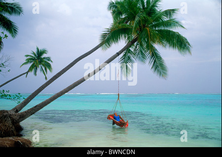 Frau, entspannend in Gange über Aqua Wasser unter Palmen auf Meeru Island auf den Malediven Stockfoto