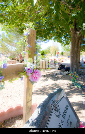 ein Kreuz bedeckt in Blumen Kennzeichnung ein Grab auf einem Friedhof, Vereinigte Staaten Stockfoto