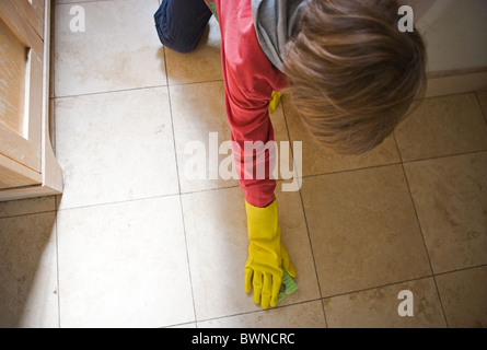 Reinigung Badezimmerboden Kind Stockfoto