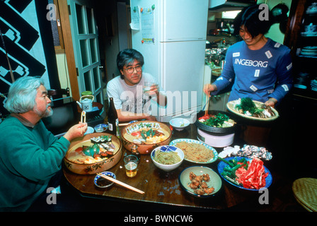 Japanische Familie Mahlzeit zusammen in typische Küche Stockfoto