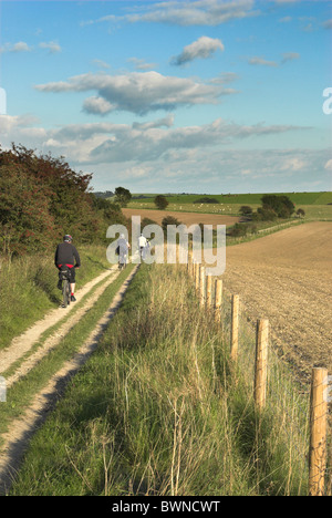 Radfahrer auf der South Downs Way in der Nähe von Chantry zwischen Washington und Amberley in West Sussex. Stockfoto