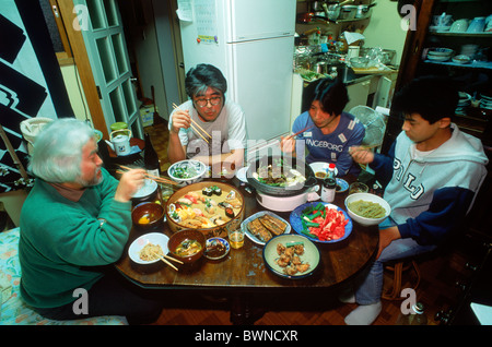 Japanische Familie essen gemeinsam am Küchentisch in typischen kleinen Wohnung Stockfoto