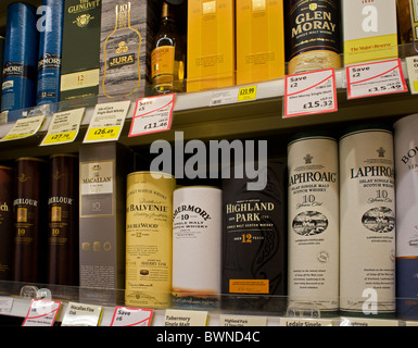 eine Auswahl an Malt Whiskys zum Verkauf in eine britische Supermarktkette Stockfoto