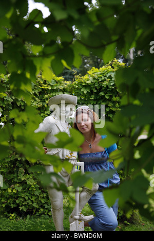 Frau-STATUE IN SUTTON PARK SUTTON ON THE FOREST SUTTON-ON-THE-FOREST NORTH YORKSHIRE SUTTON ON THE FOREST YORK City 21 August Stockfoto