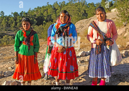 Mexiko Mittelamerika Amerika Tarahumara Frauen in der Nähe von San Rafael Kupfer Canyon Barranca del Cobre Bundesstaat Chihu Stockfoto