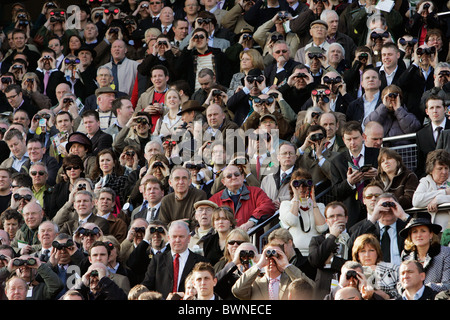 Racegoers sehen Sie sich den Tag Rennen am zweiten Tag des Cheltenham Festival Stockfoto