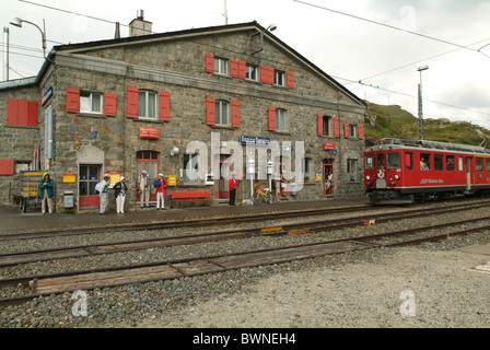 Schweiz Europa Kanton Graubünden Graubünden Graubünden Ospizio Bernina Bernina Express Rhätische Bahn RhB tra Stockfoto