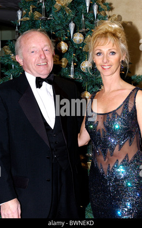 Paul Daniels, Illusionist und Magier, mit Frau Debbie McGee an Weihnachten Zeit Fundraising-Veranstaltung für die Charity-Funken Stockfoto