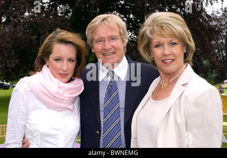 Schauspieler Bill Roache (aus der Fernsehserie Coronation Street), seine Frau und Tochter (ganz links) Verity am Polo Benefizspiel Stockfoto