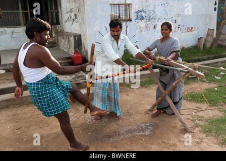 Trocknen Seide Garn; Kanchipuram; Kancheepuram, Tamil Nadu, Indien. alte Tradition von Weber in ihren Häusern praktiziert. Stockfoto