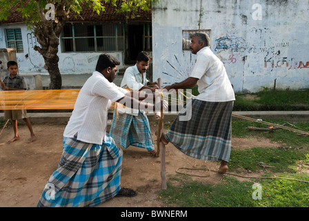 Trocknen Seide Garn; Kanchipuram; Kancheepuram, Tamil Nadu, Indien. alte Tradition von Weber in ihren Häusern praktiziert. Stockfoto