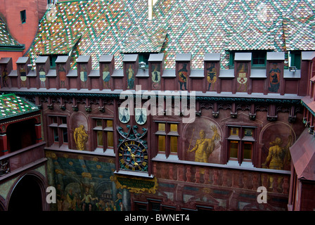 Historisches Rathaus Rote Rathaus Gebäude mit mehrfarbigen Ziegeldach am Marketplatz in Basel Schweiz Stockfoto