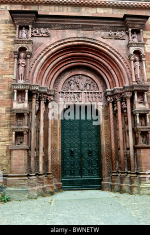 Roter Sandstein gotische romanischen Stil Tor in Münster Reform protestantische Kirche ehemalige katholische Kathedrale Basel Stockfoto