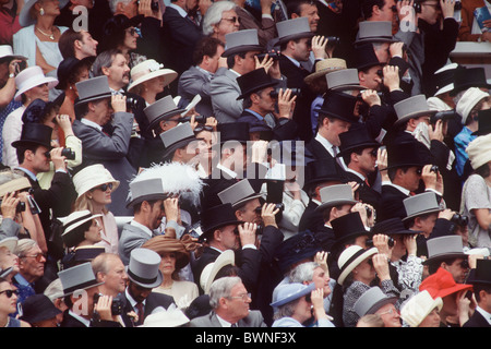 Racegoers ein Rennen mit einem Fernglas beim Derby. Stockfoto