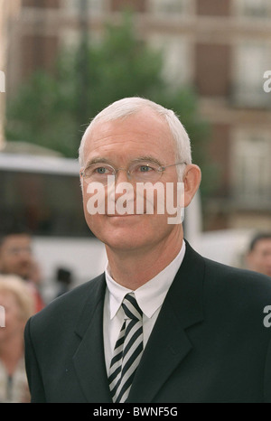 JOHN BIRT, GENERALDIREKTOR DER BBC, NIMMT AN DER TRAUERFEIER FÜR JILL DANDO IN LONDON. Stockfoto