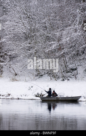 Lachsfischer und Ghillie am Fluss Tweed in Kelso Letztes Wochenende der Saison (29. November) Stockfoto