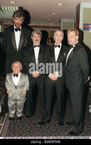 STARS DER FILM "STAR WARS" L NACH R VORNE: KENNY BAKER, PETER MAYHEW, GEORGE LUCAS, ANTHONY DANIELS, MARK HAMILL Stockfoto