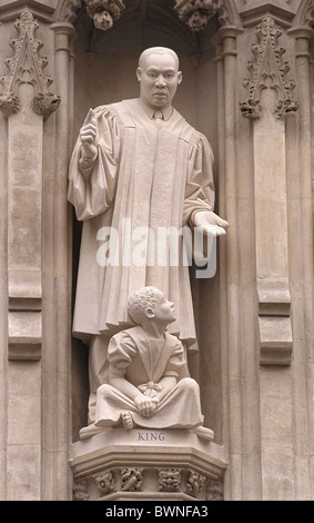 STATUE des zwanzigsten Jahrhunderts Märtyrer MARTIN LUTHER KING enthüllt in der Westminster Abbey. Stockfoto