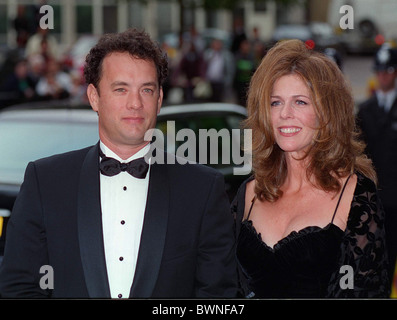 SCHAUSPIELER TOM HANKS UND SEINE FRAU RITA WILSON, BEI DER FILM-PREVIEW VON "APOLLO 13" FILM IN LONDON. Stockfoto