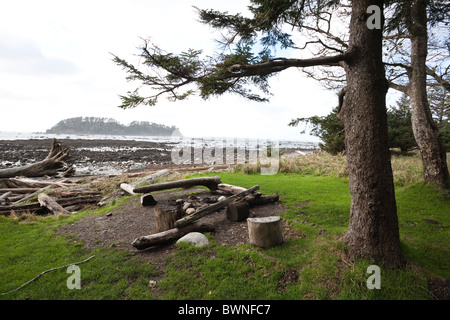 Campingplatz am Cape Alava entlang der Ozette Schleife - Olympic Nationalpark, Washington. Ozette Insel in der Ferne. Stockfoto