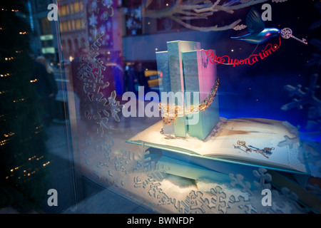 Die Fenster des Flaggschiffs Tiffany und Co. speichern auf der Fifth Avenue in Midtown Manhattan Stockfoto