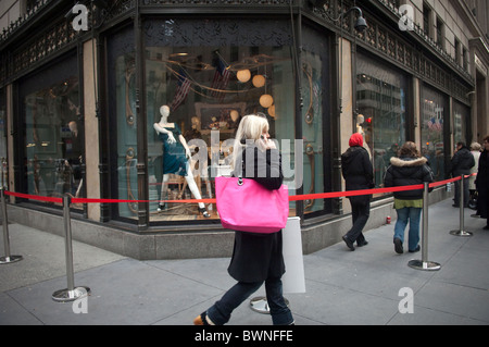 Ein Käufer außerhalb Saks Fifth Avenue in New York am Black Friday Stockfoto