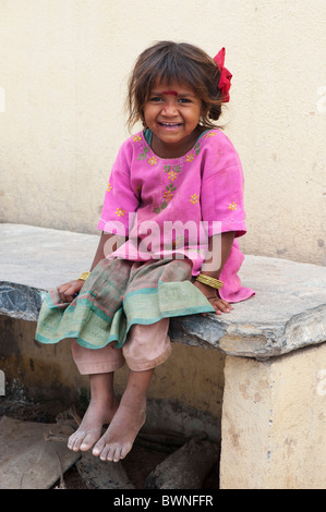 Glückliche junge armen indischen Straße Mädchen lachend. Andhra Pradesh, Indien Stockfoto