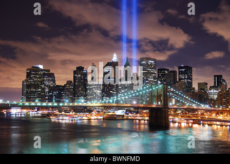 New York City Manhattan Panoramablick mit Brooklyn Bridge bei Nacht mit Bürogebäude Wolkenkratzer-Skyline beleuchtet Stockfoto