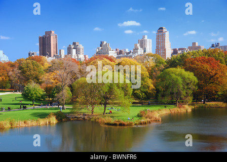 New York City Central Park im Herbst mit Manhattan Wolkenkratzer und bunten Bäumen über See mit Reflexion. Stockfoto