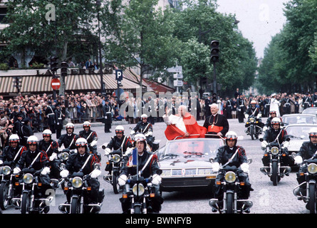 PAPST JOHANNES PAUL II AUF SEINEM HISTORISCHEN BESUCH IN PARIS REIST IM AUTOKORSO. Ca. 1980er Jahre Stockfoto