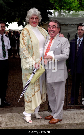 KOMIKER RONNIE CORBETT MIT SEINER FRAU ANNE HART BEI CELEBRITY SOMMER PARTY IN CHELSEA, LONDON. Stockfoto