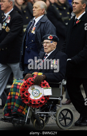Veteranen mit Medaillen marschieren vorbei am Cenotaph in Whitehall Erinnerung sonntags zum Gedenken an den Krieg tot Stockfoto
