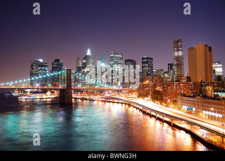 Skyline von New York City Manhattan und Brooklyn Bridge mit Wolkenkratzern über Hudson River mit Lichtern und verkehrsreichen beleuchtet Stockfoto