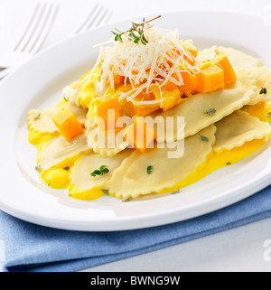 Gourmetdinner Kürbis Ravioli mit Käse auf der Platte serviert Stockfoto