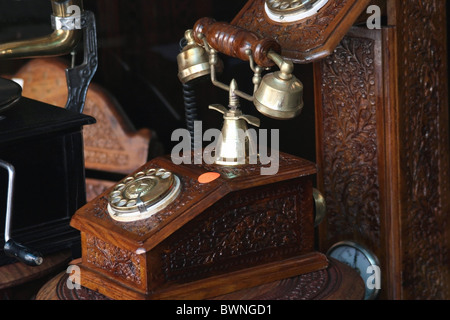 Eine antike Telefon ist für den Verkauf und auf dem Display in einem Antiquitätengeschäft in Georgetown Viertel von Penang, Malaysia. Stockfoto