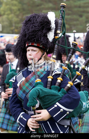 Massed Pipe Marschkapelle mit Dudelsack beim Braemar Games Highland gathering Stockfoto