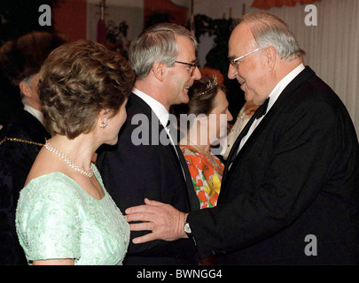 BUNDESKANZLER HELMUT KOHL Deutschlands GRÜßT Premierminister JOHN MAJOR und Frau NORMA AT VE GEDENKFEIERN IN Großbritannien Stockfoto