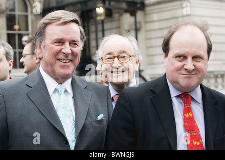 Radio-Moderatoren Terry Wogan, David Jacobs und James Naughtie außerhalb der BBC Broadcasting House in London Stockfoto